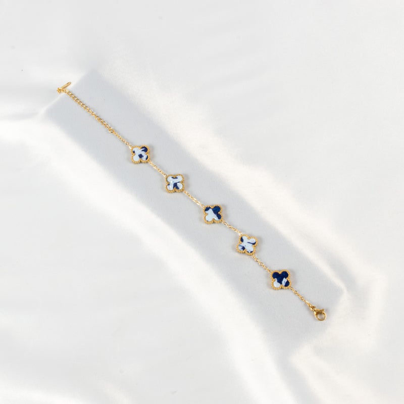 ذا بلاك بيرل اكسسوريز أنسيال أستانليس ستيل ذهبي مع شكل زهرة البرسيم بألوان خلابة - Image 1