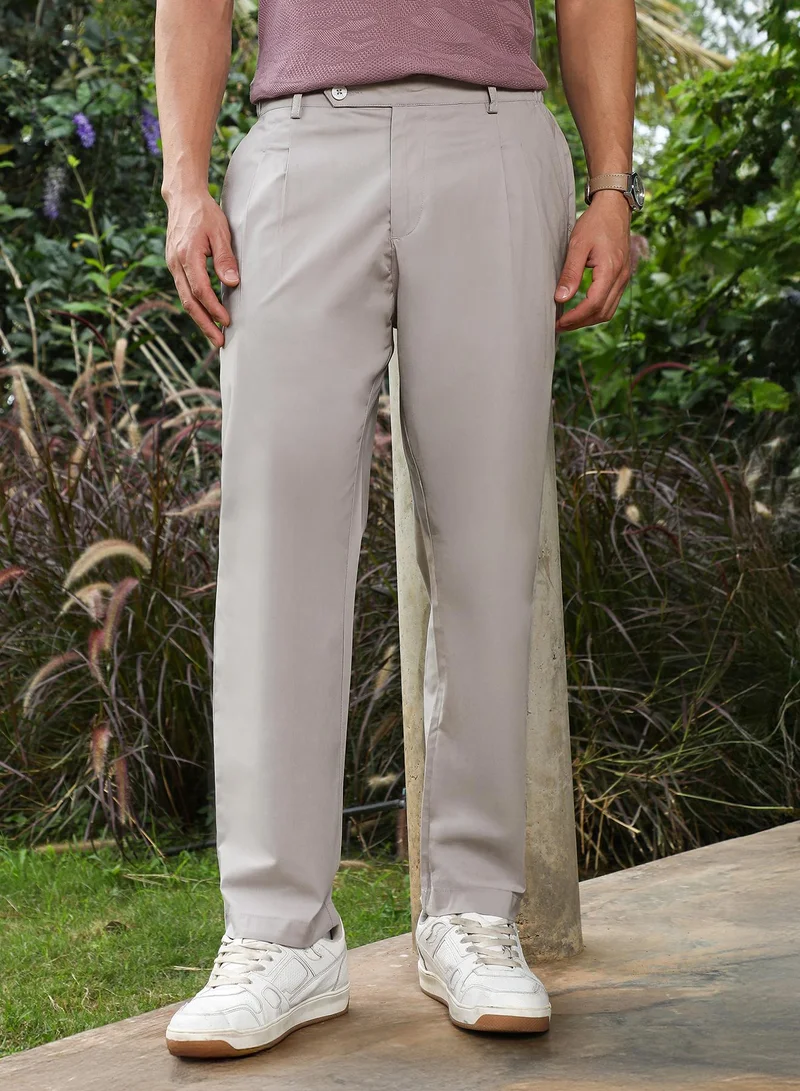كامبوس سوترا Campus Sutra Men's Fawn Grey Pleated Tailored Trousers For Casual Wear | Mid-Rise | Straight Fit Fit | Button Closure | Trousers Crafted With Comfort Fit For Everyday Wear