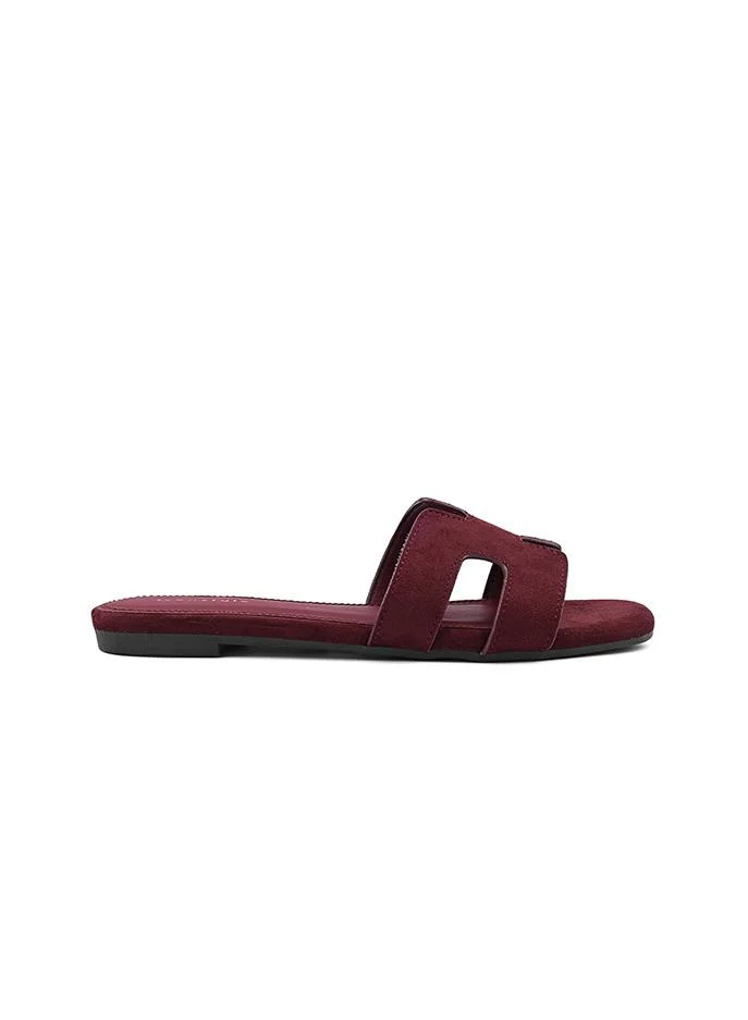 أيقون Comfortable flat sandal with soft upper and flexible sole.