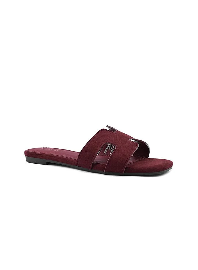 أيقون Comfortable flat sandal with soft upper and flexible sole.