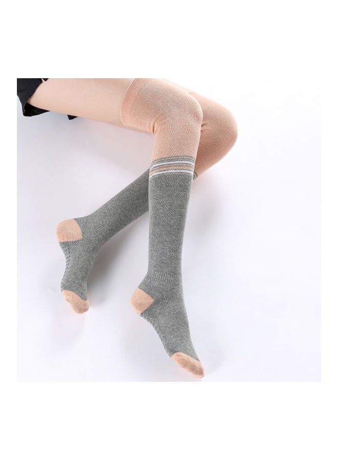 اسم المحتوى ناريلا جوارب يوغا مطاطية ناعمة للغاية للفخذ 14 x 3 x 13سم - Image 2