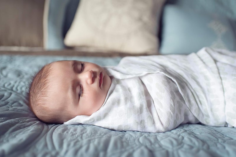 Ziggy Baby بطانيات لف الأطفال من قطن الموسلين كبيرة 3 عبوات باللون الأخضر المريمي والأبيض برسومات يدوية - Image 4