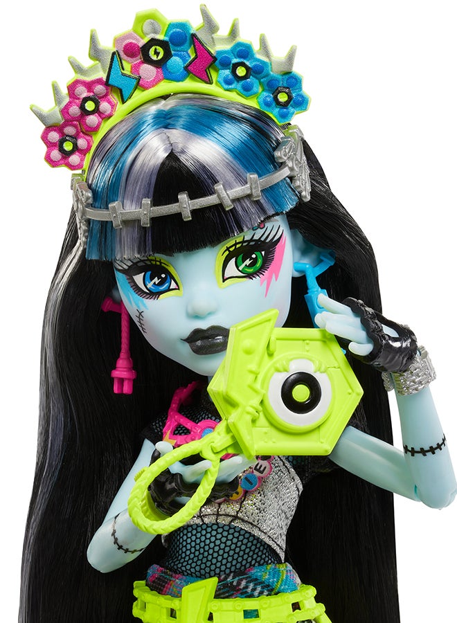 MONSTER HIGH Monster Fest Doll, Frankie Stein with Glam Outfit & Festival Themed Accessories like Snacks, Band Poster, Statement Bag & More - Image 3
