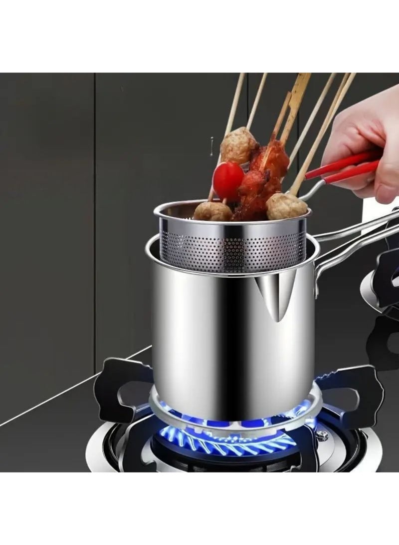 2 قطعة عبارة عن اناء مقلاة عميقة مع مصفاة شبكية علي هيئة سلة عميقة متعددة الأستخدامات و الوظائف أداة مطبخ مدمجة وفعالة تستطيع استخدامها للسلق على البخار او القلي بالزيتاو الطبخ و التسخين تستخدم في مطاعم الباستا لسلق المكرونة او النودلز او شعرية سريعة التحضير ايضا لسلق الخضار او الذره او لقلي البطاطس او الكريسبي او قطع الدجاج النيجت او اجنحة الدجاج او السمك او السمبوسة  او لعمل حساء الذرة اواالخضار او للتسخين الحليب آداة عملية حضارية للعصر السريع لا حاجه الان لاستهلاك عدة اواني لتحضير النودلز او المكرونه فقط ضع الطعام داخل المصفاة ثم في اناء الطبخ ودعه حتى ينضج ثم قم بتصفيته بسهوله مثالية في المطبخ او المطاعم او عربة فود ترك او الفنادق مصنوعة من ستانيليس ستيل المقاوم للصداء و به مقبض لسهولة الامساك سعة اناء الطبخ 1.2 لتر - Image 3