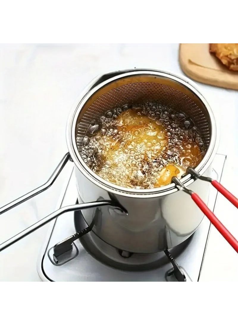 2 قطعة عبارة عن اناء مقلاة عميقة مع مصفاة شبكية علي هيئة سلة عميقة متعددة الأستخدامات و الوظائف أداة مطبخ مدمجة وفعالة تستطيع استخدامها للسلق على البخار او القلي بالزيتاو الطبخ و التسخين تستخدم في مطاعم الباستا لسلق المكرونة او النودلز او شعرية سريعة التحضير ايضا لسلق الخضار او الذره او لقلي البطاطس او الكريسبي او قطع الدجاج النيجت او اجنحة الدجاج او السمك او السمبوسة  او لعمل حساء الذرة اواالخضار او للتسخين الحليب آداة عملية حضارية للعصر السريع لا حاجه الان لاستهلاك عدة اواني لتحضير النودلز او المكرونه فقط ضع الطعام داخل المصفاة ثم في اناء الطبخ ودعه حتى ينضج ثم قم بتصفيته بسهوله مثالية في المطبخ او المطاعم او عربة فود ترك او الفنادق مصنوعة من ستانيليس ستيل المقاوم للصداء و به مقبض لسهولة الامساك سعة اناء الطبخ 1.2 لتر - Image 5