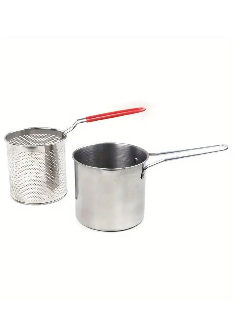 2 قطعة عبارة عن اناء مقلاة عميقة مع مصفاة شبكية علي هيئة سلة عميقة متعددة الأستخدامات و الوظائف أداة مطبخ مدمجة وفعالة تستطيع استخدامها للسلق على البخار او القلي بالزيتاو الطبخ و التسخين تستخدم في مطاعم الباستا لسلق المكرونة او النودلز او شعرية سريعة التحضير ايضا لسلق الخضار او الذره او لقلي البطاطس او الكريسبي او قطع الدجاج النيجت او اجنحة الدجاج او السمك او السمبوسة  او لعمل حساء الذرة اواالخضار او للتسخين الحليب آداة عملية حضارية للعصر السريع لا حاجه الان لاستهلاك عدة اواني لتحضير النودلز او المكرونه فقط ضع الطعام داخل المصفاة ثم في اناء الطبخ ودعه حتى ينضج ثم قم بتصفيته بسهوله مثالية في المطبخ او المطاعم او عربة فود ترك او الفنادق مصنوعة من ستانيليس ستيل المقاوم للصداء و به مقبض لسهولة الامساك سعة اناء الطبخ 1.2 لتر - Image 2