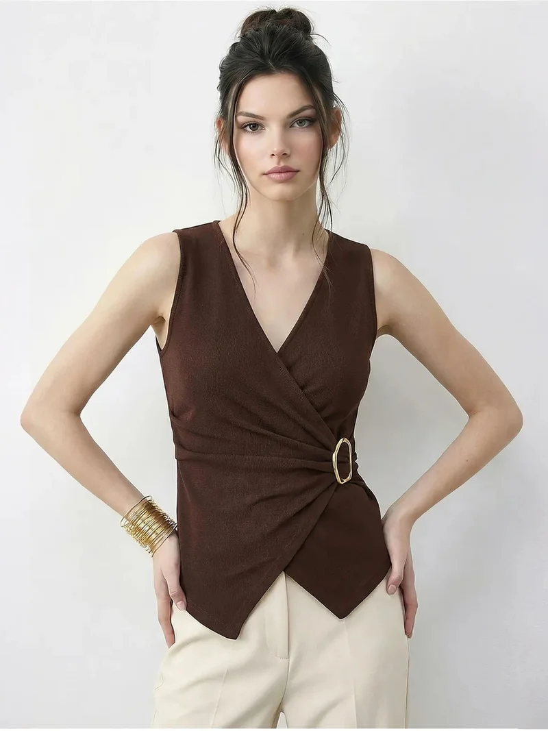 بيانكو لوتشي LUCCI Accessory Detailed V-Neck Wrap Top