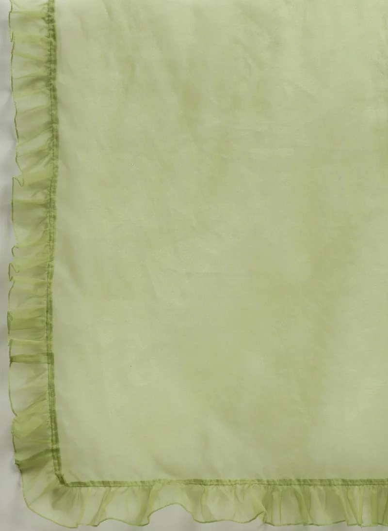 جلو باص طقم جلابيه نسائية باللون الأخضر بياقة مربعة وأكمام بشريط وتفاصيل ترتر وحافة دانتيل مع بنطلون بالازو ودوباتا بكشكشة للمناسبات