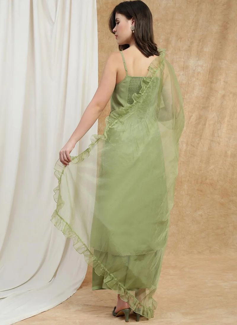 جلو باص طقم جلابيه نسائية باللون الأخضر بياقة مربعة وأكمام بشريط وتفاصيل ترتر وحافة دانتيل مع بنطلون بالازو ودوباتا بكشكشة للمناسبات