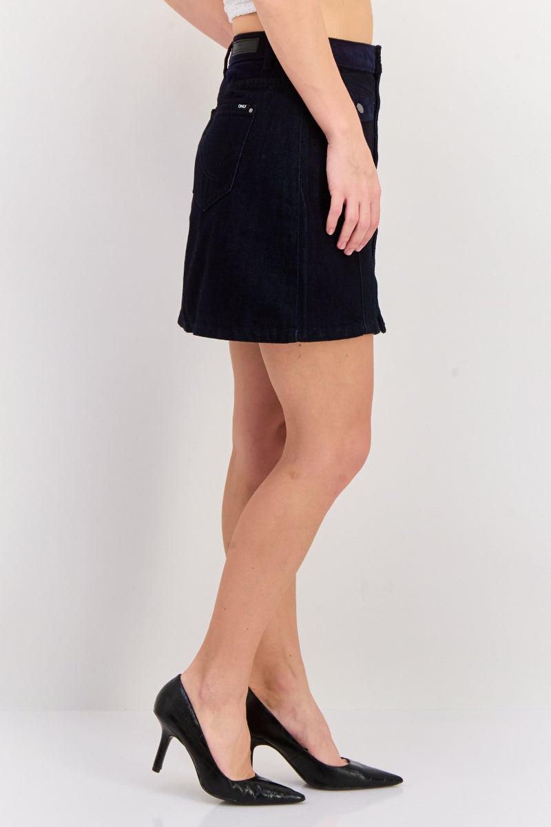 ONLY تنورة جينز قصيرة نسائية بلون كحلي - Image 3