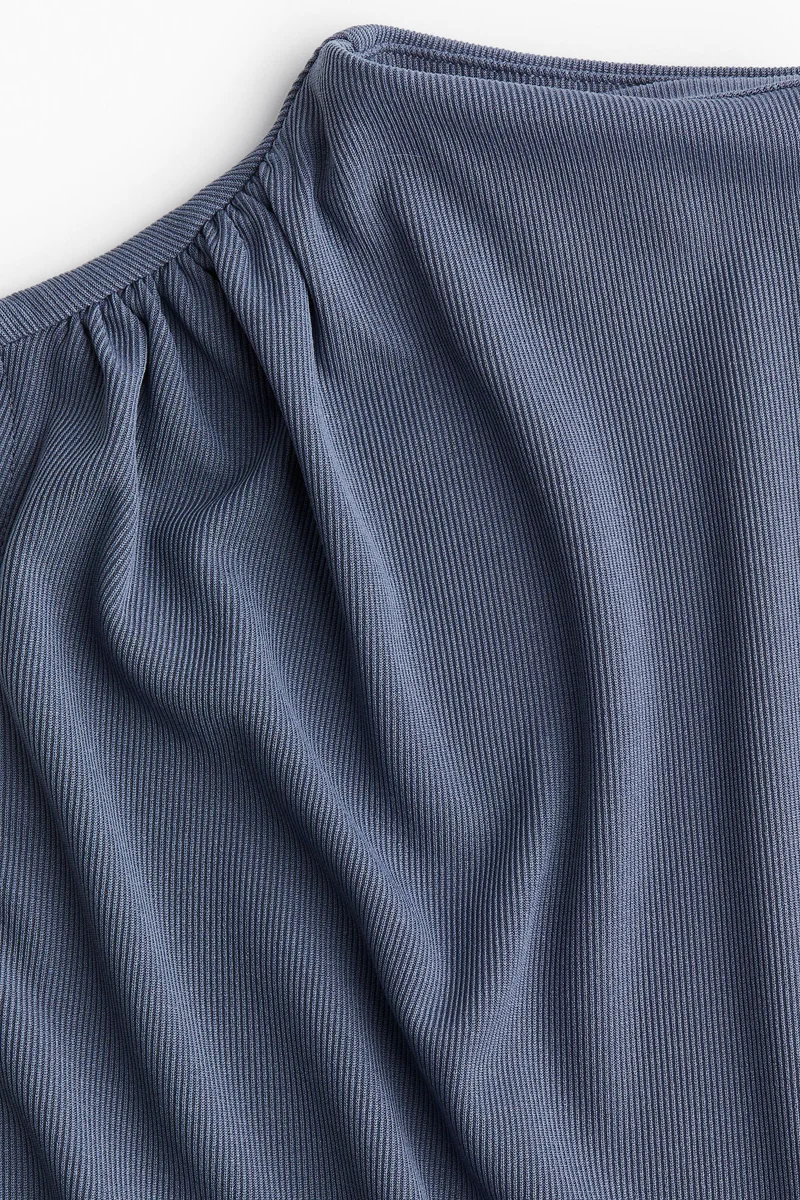 اتش اند ام بلوزة من نسيج مضلع بقبة عالية