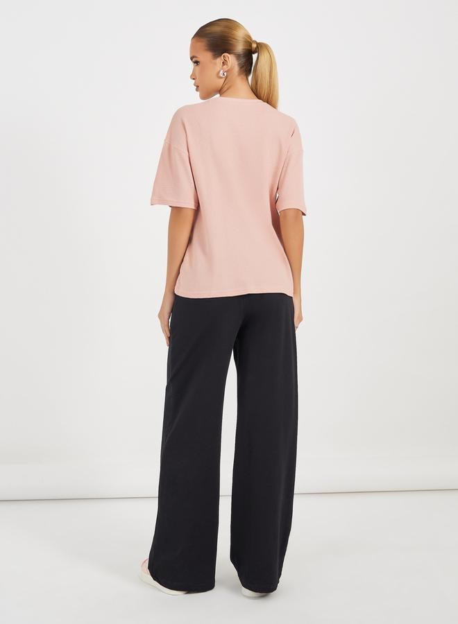 ستايلي طقم منسق من جوغر بأرجل واسعة مع تيشيرت - Image 5