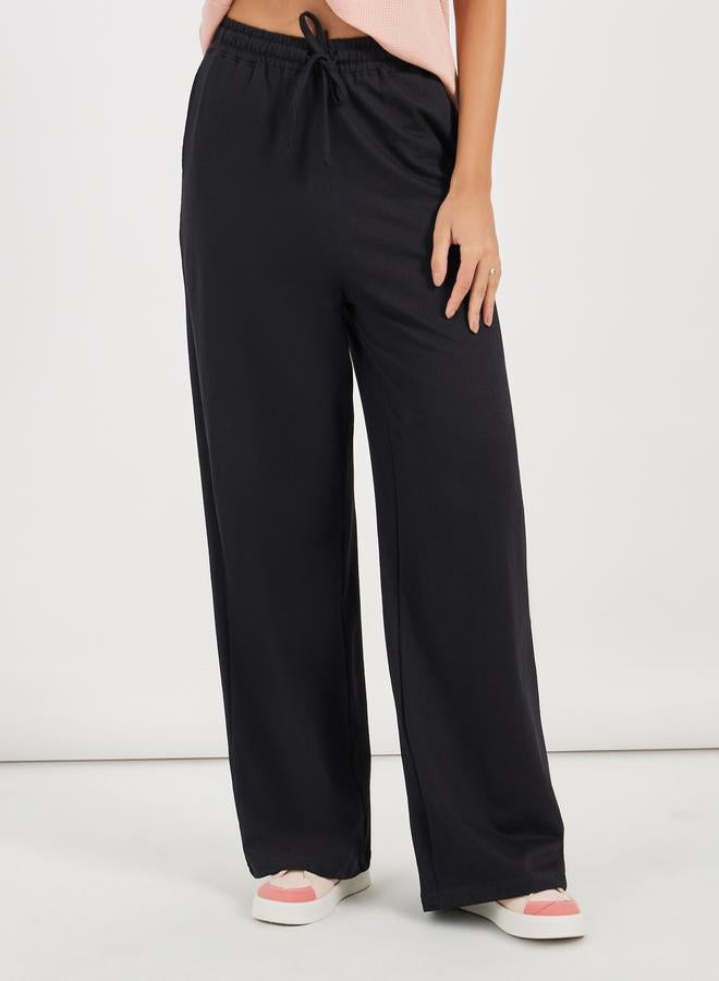 ستايلي طقم منسق من جوغر بأرجل واسعة مع تيشيرت - Image 4