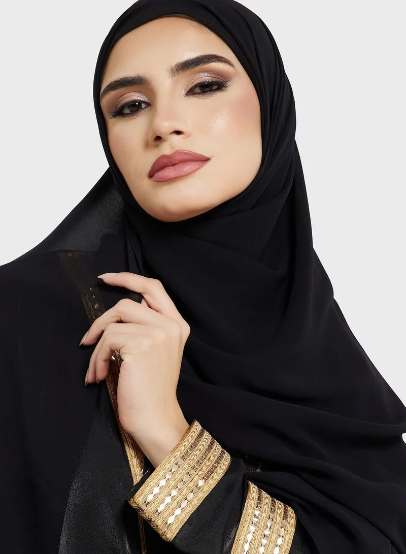 خزانة عباية بنمط كتل الألوان