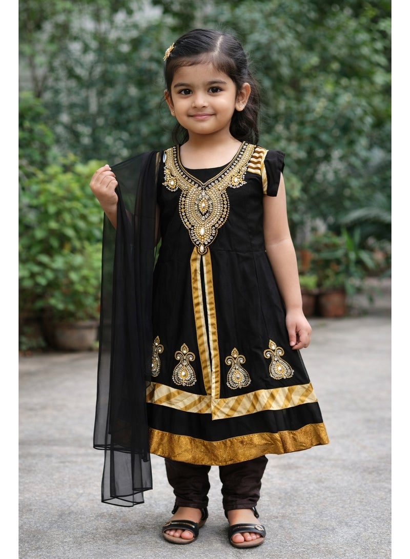 جوليتي إل إل سي فستان بناتي تراثي مع شيلة – طقم 3 قطع للأطفال (بلوزة + بنطال + شال) | مقاس 28 (عمر 4–5 سنوات) - Image 3