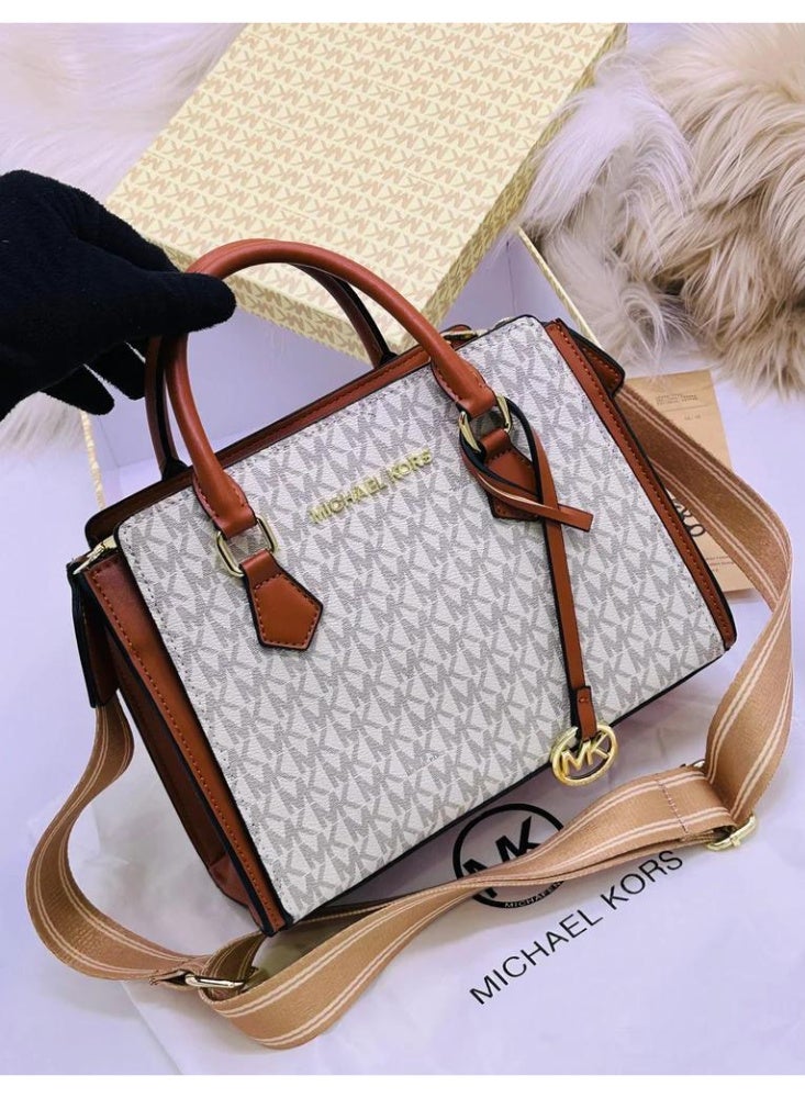ام كي حقيبة مايكل كورس الجلدية المزخرفة بحزام قابل للفصل