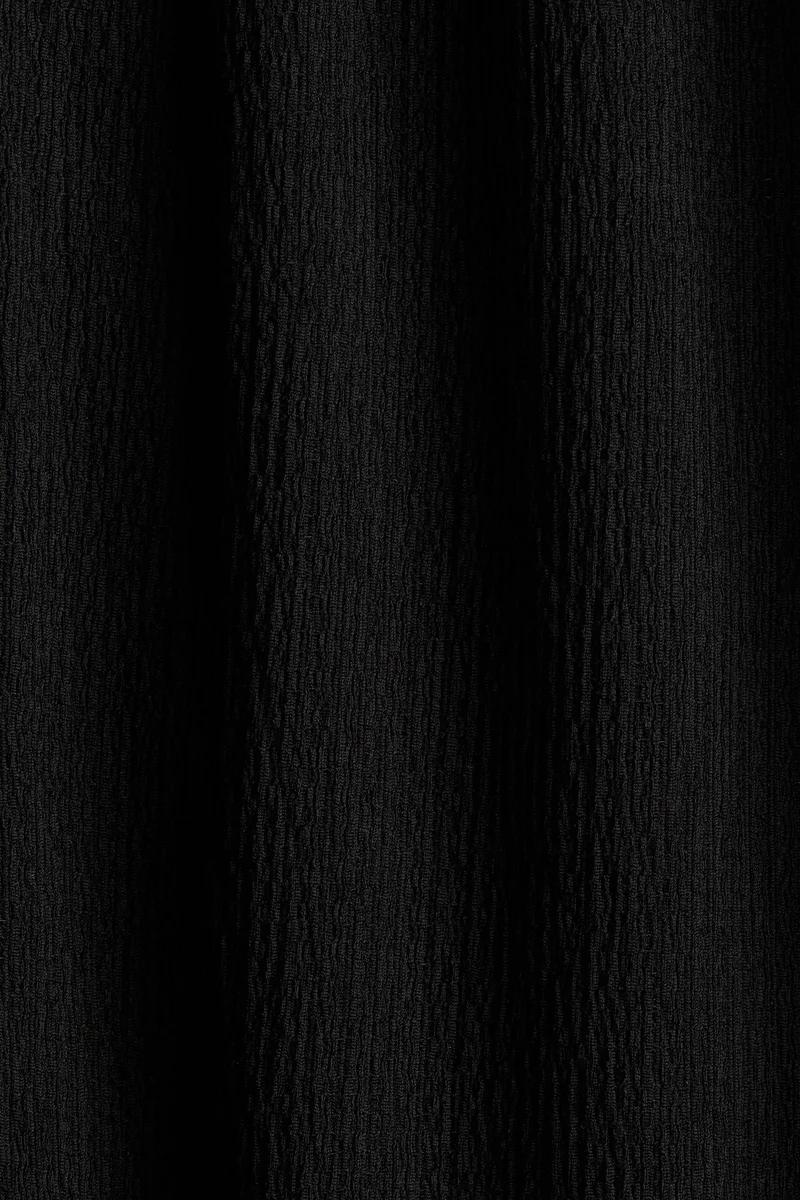 اتش اند ام جمبسوت بتصميم مجعد بحمالات كتف