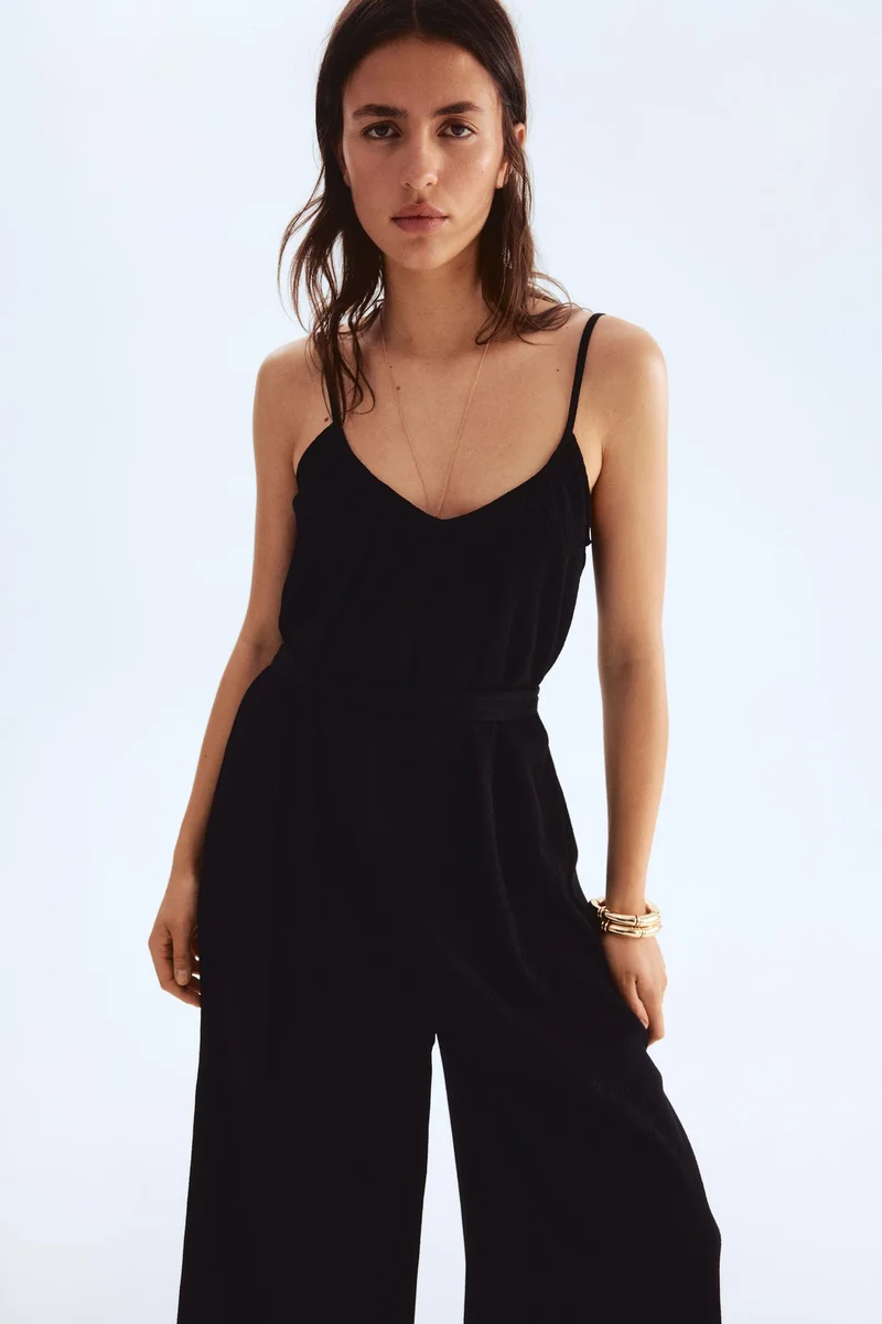 اتش اند ام جمبسوت بتصميم مجعد بحمالات كتف