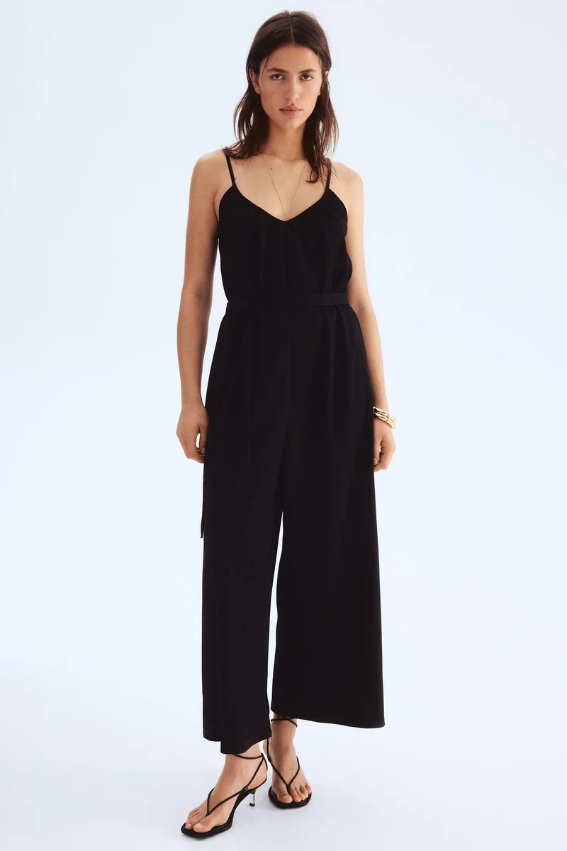 اتش اند ام جمبسوت بتصميم مجعد بحمالات كتف