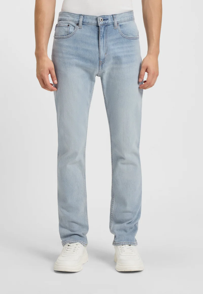 هوجو جينز بقصة ضيقة من الدنيم الأزرق المغسول