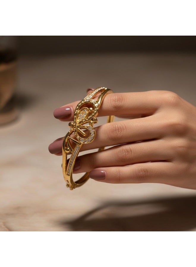 أسورة ذهبية بتصميم فني متشابك ومفتوح يحمل تفاصيل ساحرة، مرصع بصفوف من الزركون الأبيض المتلألئ ، مع قفل جانبي أنيق. - Image 3