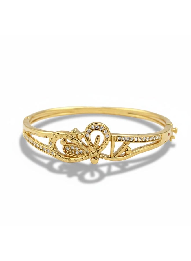 أسورة ذهبية بتصميم فني متشابك ومفتوح يحمل تفاصيل ساحرة، مرصع بصفوف من الزركون الأبيض المتلألئ ، مع قفل جانبي أنيق. - Image 1