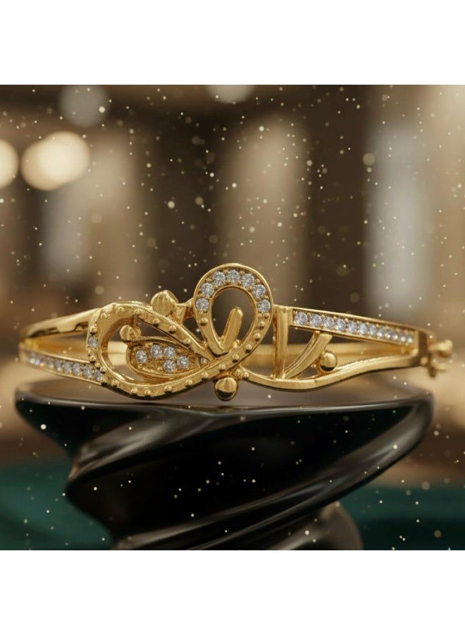 أسورة ذهبية بتصميم فني متشابك ومفتوح يحمل تفاصيل ساحرة، مرصع بصفوف من الزركون الأبيض المتلألئ ، مع قفل جانبي أنيق. - Image 5