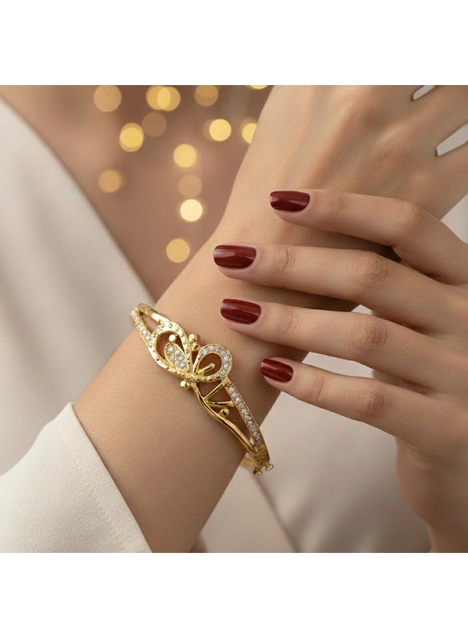 أسورة ذهبية بتصميم فني متشابك ومفتوح يحمل تفاصيل ساحرة، مرصع بصفوف من الزركون الأبيض المتلألئ ، مع قفل جانبي أنيق. - Image 2