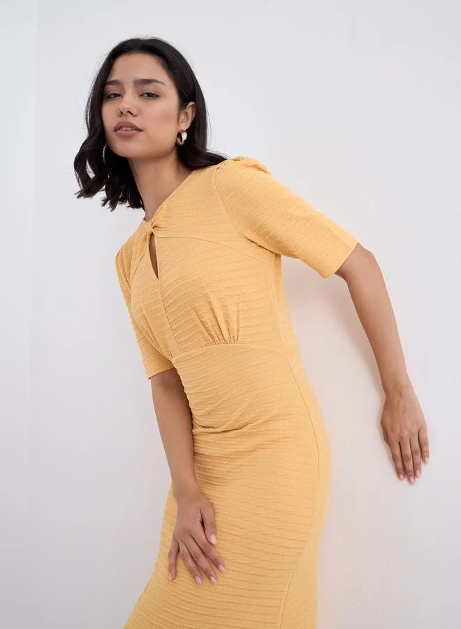 ستايلي فستان ميدي ضيق بأكمام قصيرة وتصميم ذاتي