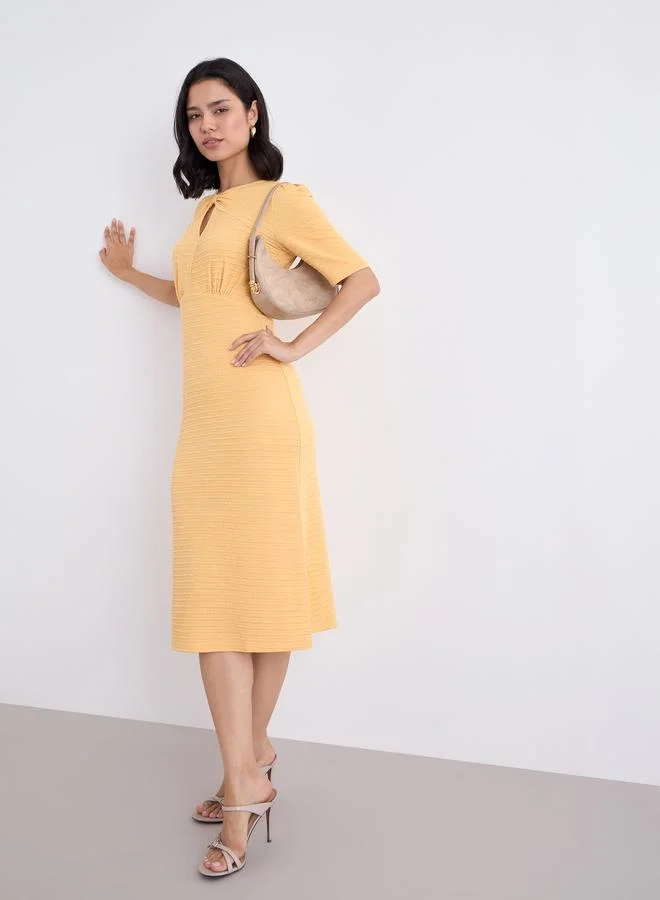 ستايلي فستان ميدي ضيق بأكمام قصيرة وتصميم ذاتي