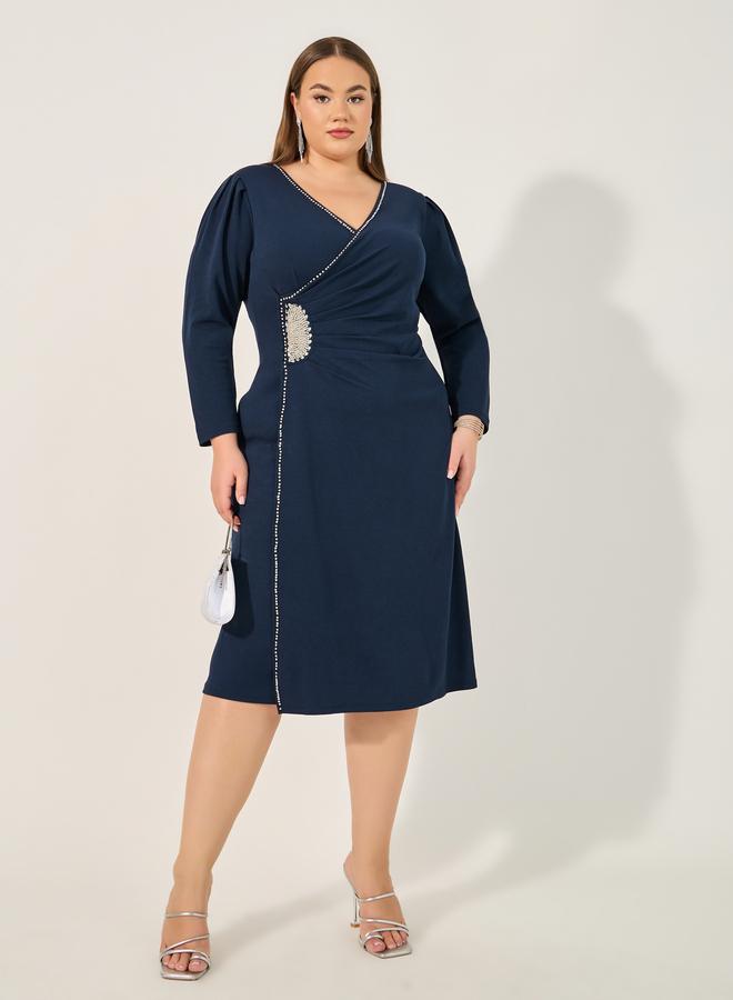 ستايلي فستان ميدي ستايلي بياقة ملفوفة مزين بمقاس كبير - Image 1