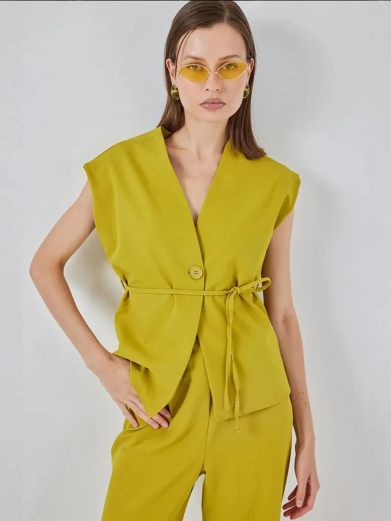 بيغ دارت طقم نسائي قطعتين بلوزة بياقة على شكل حرف  بأزرار وبنطلون واسع الأرجل