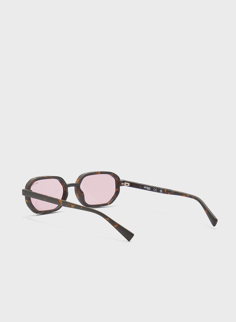 GUESS Gu0023352Y53 Shape Sunglasses  - Image 2
