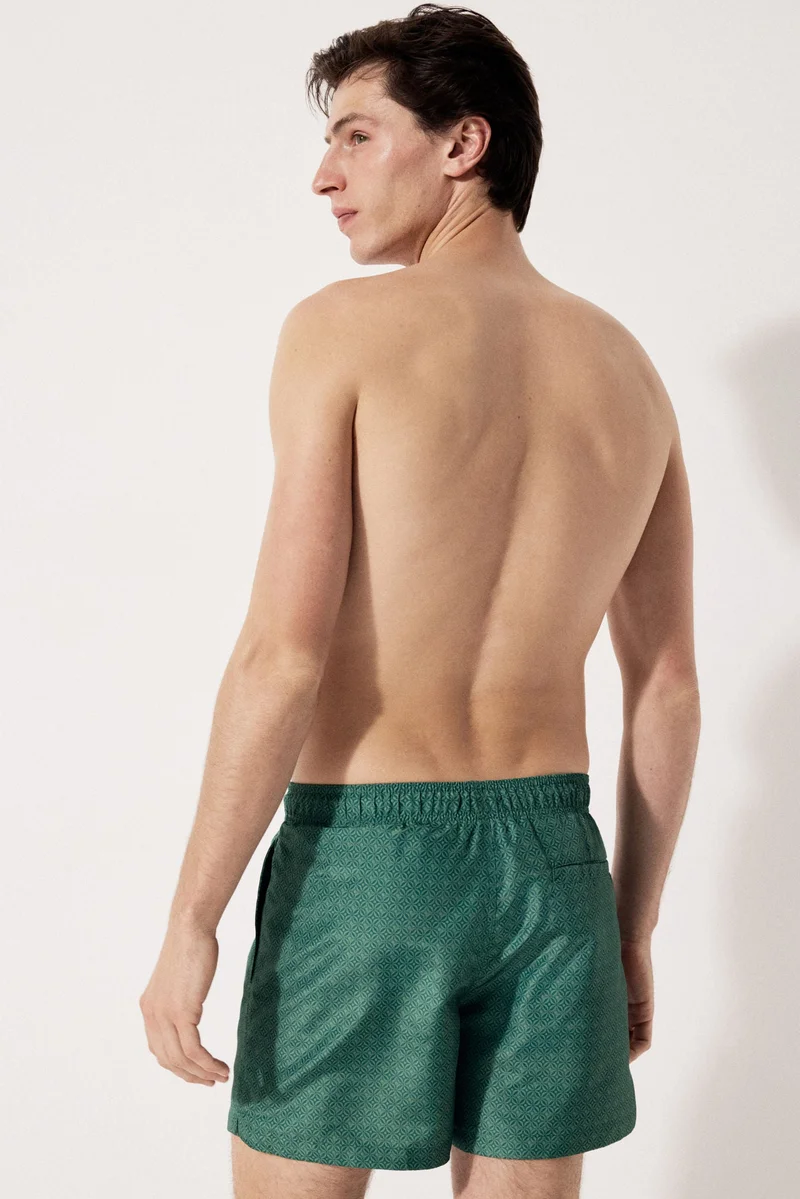 اتش اند ام شورت سباحة مزين بنقوش