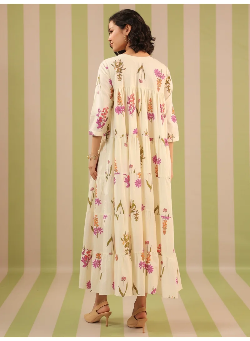 باناش برييا فستان نسائي قطني واسع بطبعة زهور بيضاء – فستان كاجوال بطول الكاحل بلمسة هندية غربية مع بطانة ورقبة على شكل حرف  من بريا باناش