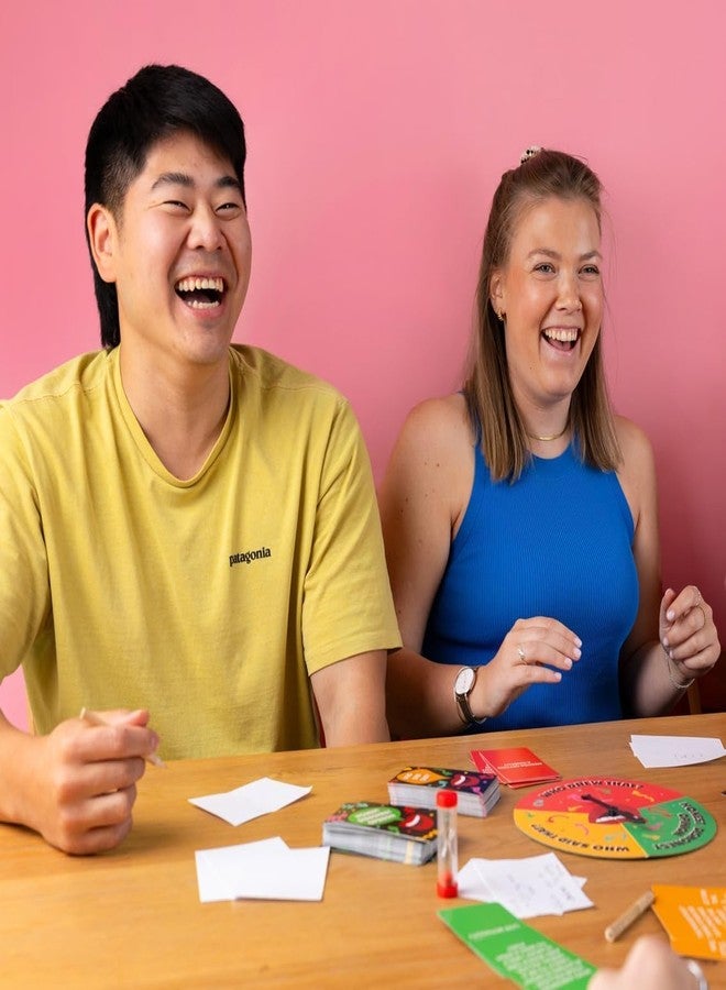 توكينج تيبلز لعبة "هيه" من بارتي كراود، لعبة جماعية ممتعة وسريعة البديهة للأصدقاء، مناسبة للمراهقين والبالغين، مثالية للعطلات، تنمي مهارات الرسم والتفكير والتحدث، هدية رائعة، ومضحكة للغاية للتخييم، للأعمار من 14 عامًا فما فوق. - Image 4