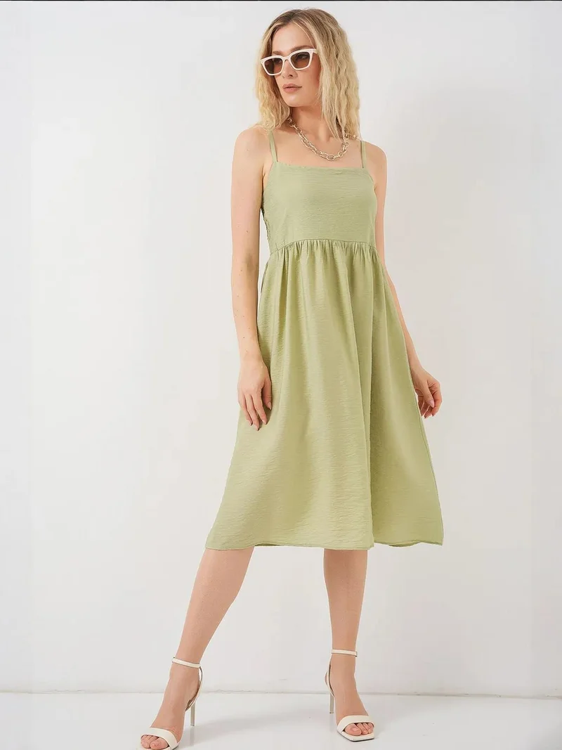 بيغ دارت فستان ميدي بياقة مربعة من  بنقوش بارزة