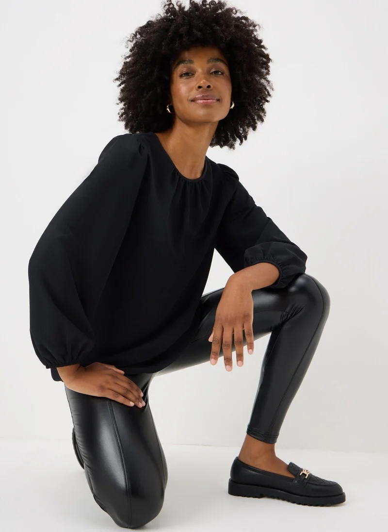 ماتلان بلوزة بفتحة رقبة مستديرة وحافة غير متساوية باللون الأسود
