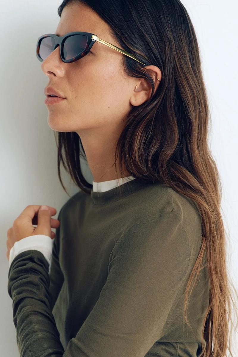 اتش اند ام نظارات شمسية بتصميم زاوية