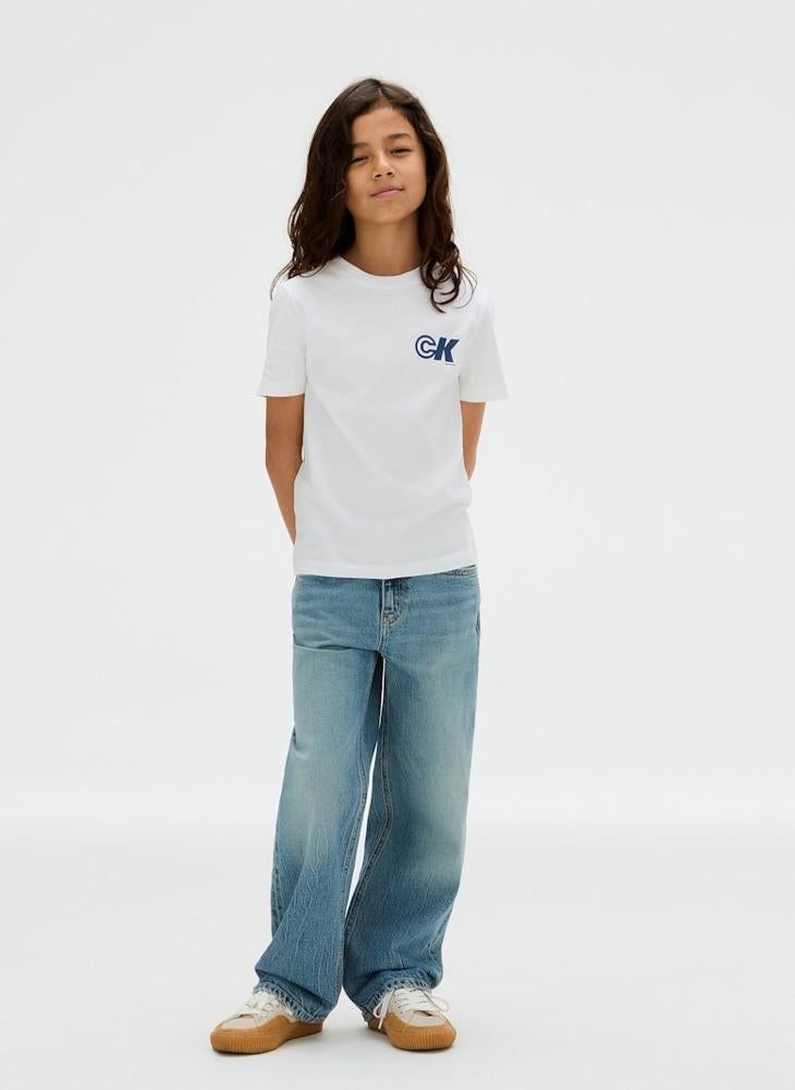 كالفن كلاين جينز تيشيرت بشعار للأطفال بياقة دائرية - Image 4