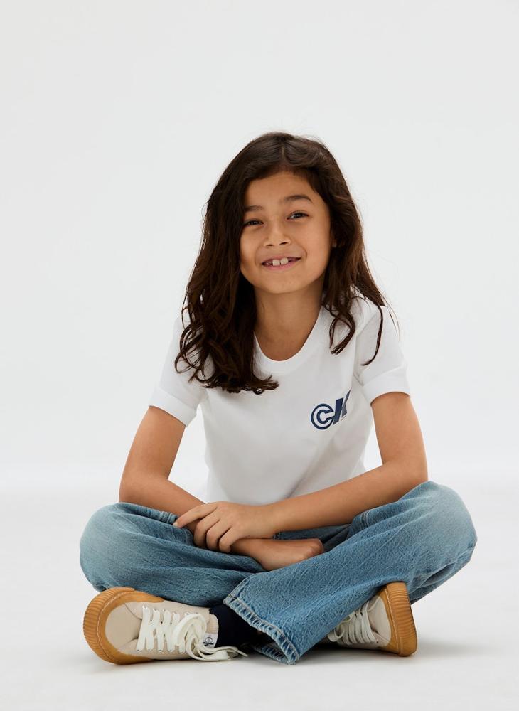 كالفن كلاين جينز تيشيرت بشعار للأطفال بياقة دائرية - Image 3