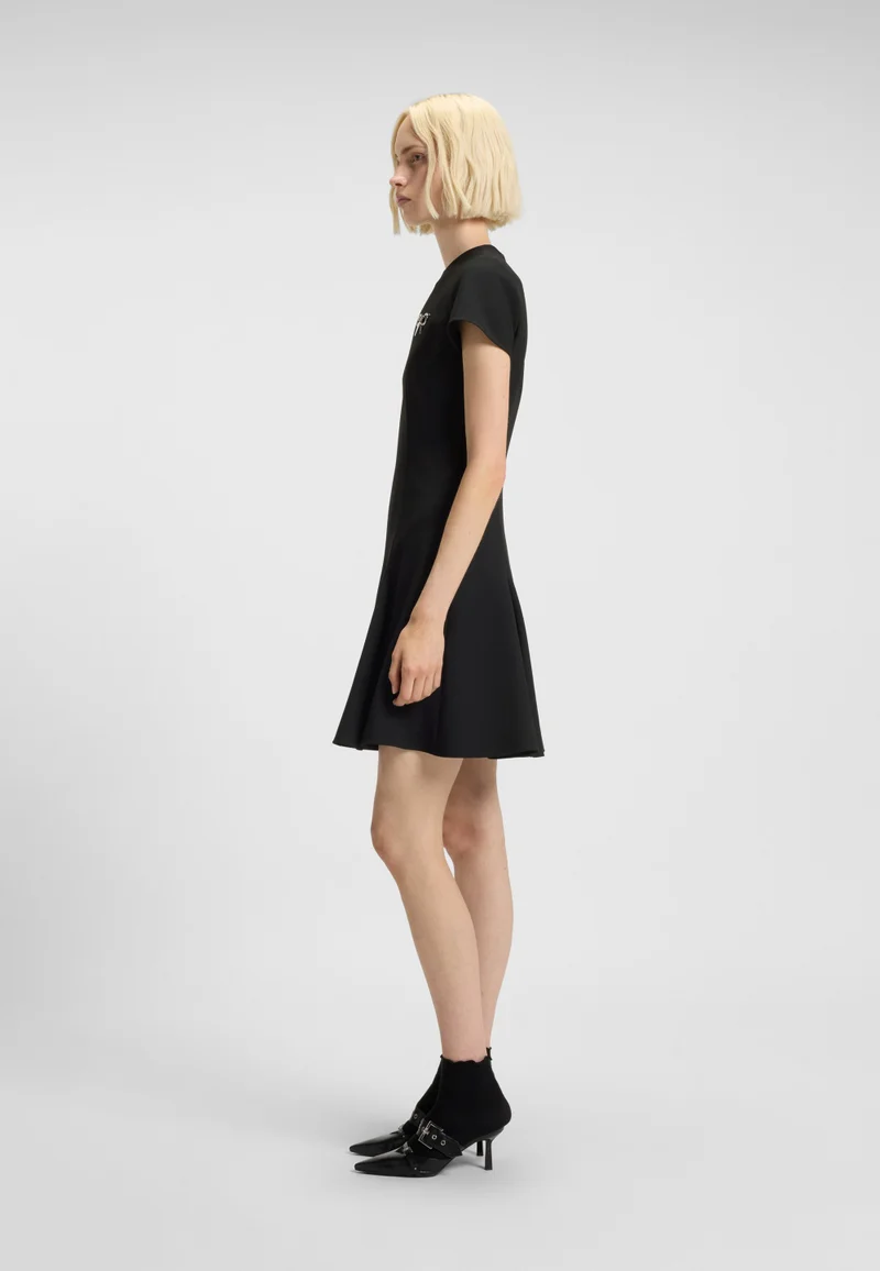 هوجو فستان - بقطع جانبية و بروش بفيونكة