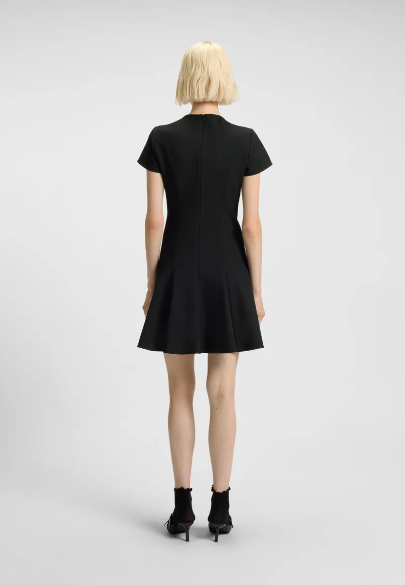 هوجو فستان - بقطع جانبية و بروش بفيونكة