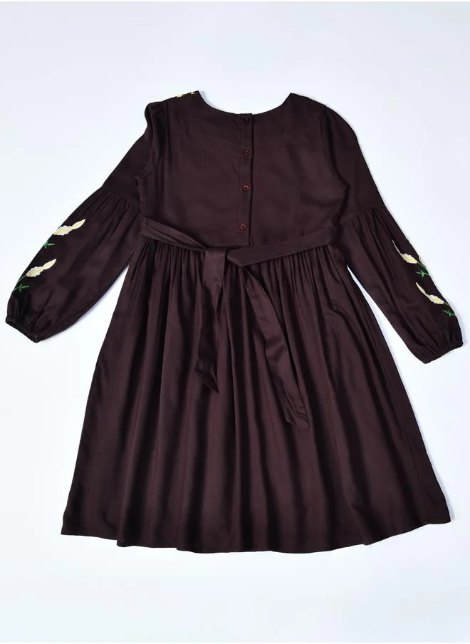 بيلا مودا Bella Moda Floral Embroidered Round Neck Knee-Length Dress