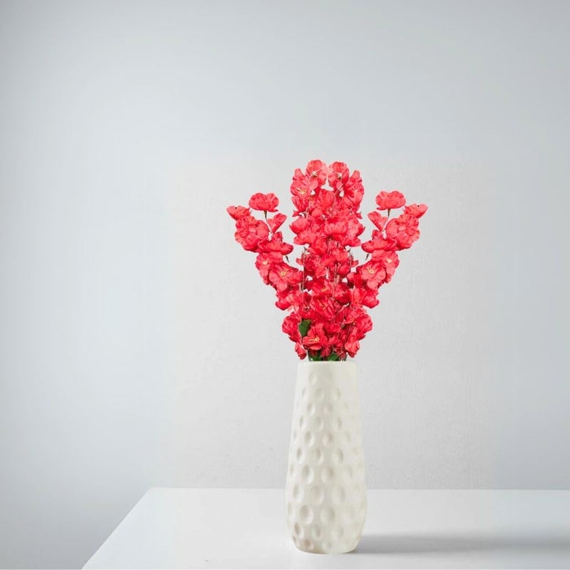 Go Hooked باقة زهور صناعية مع مزهرية بلاستيكية بيضاء ذات قوام | زهور مزيفة زهور زخرفية لتزيين المنزل والمكتب (زهور حمراء مع مزهرية) - Image 4