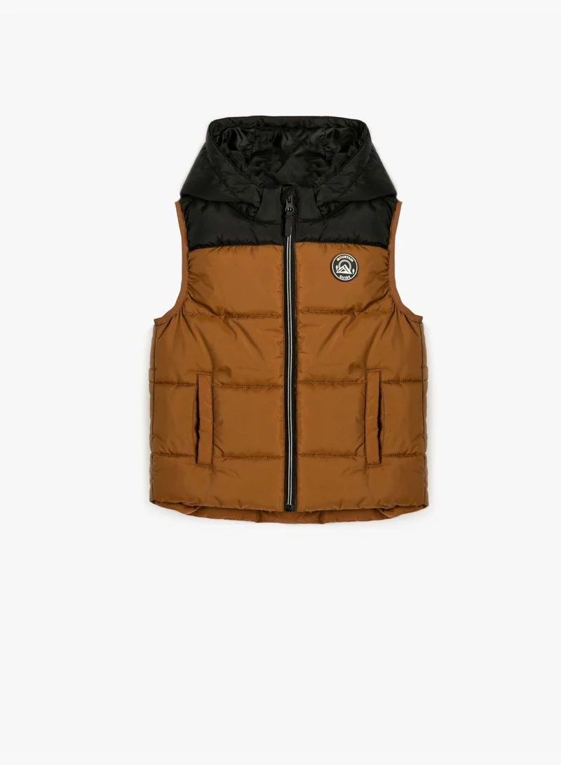 كوتون Puffer Vest with Hoodie Color Block Zipper and Pocket Detail