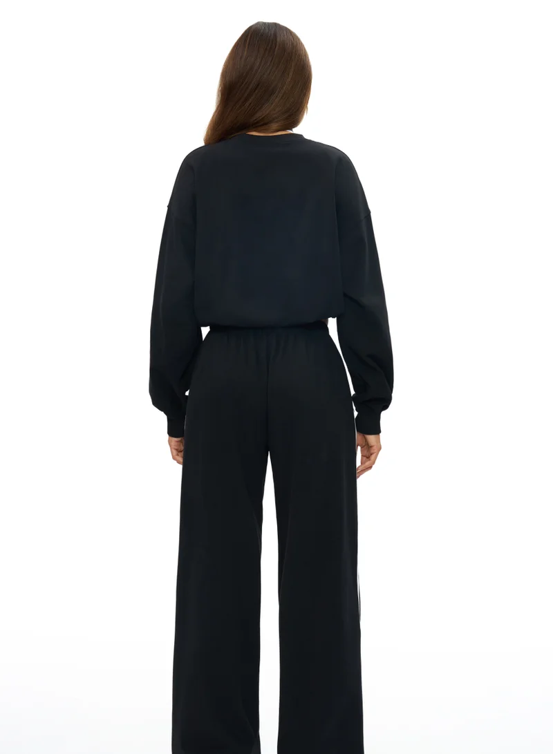 Kawn.yoga Licorice Black Round Neck Light Sweatshirt for Women | Best Price UAE