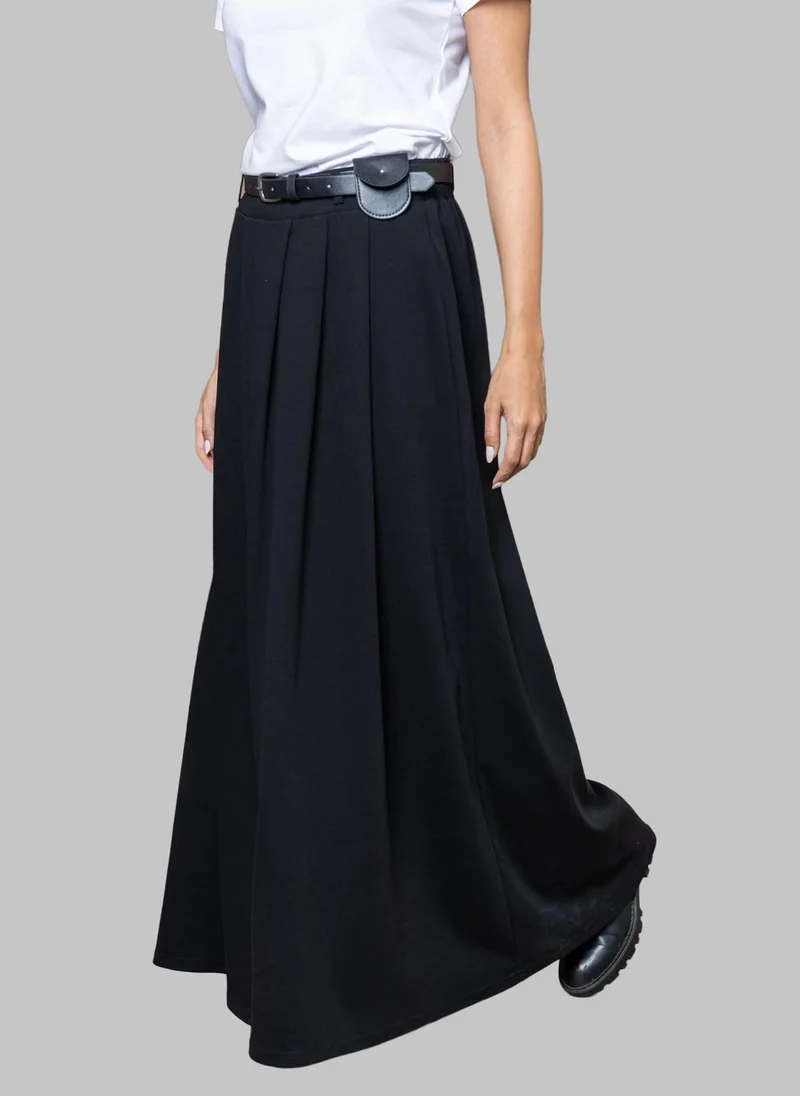 بوند تنورة ماكسي سوداء بقصة مهيكلة مع حزام جلدي وحقيبة صغيرة – خصر عالي