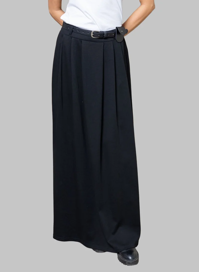 بوند تنورة ماكسي سوداء بقصة مهيكلة مع حزام جلدي وحقيبة صغيرة – خصر عالي