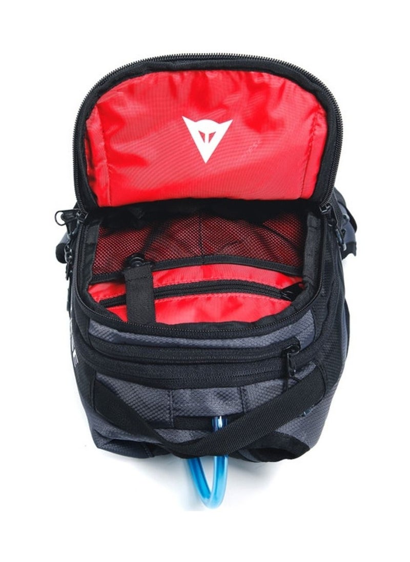 Dainese حقيبة ظهر Dainese Alligator باللون الأسود والأحمر  - Image 2